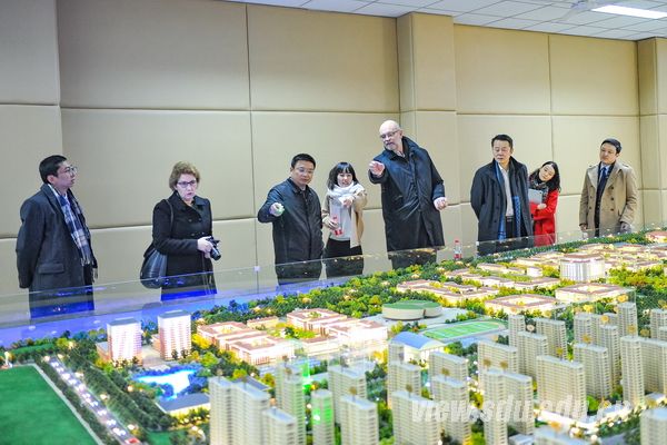 //www.qdxq.crxiaoshuo.com/__local/1/17/90/E5BEED8175A421B2CDFA68994B5_2CA7F800_D7AF.jpg